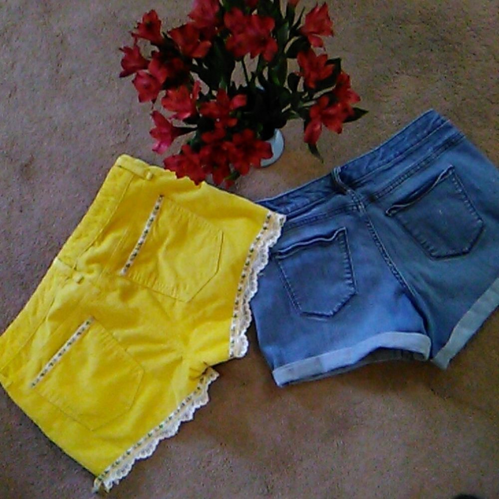Bundle of Universal Thread and Gap Shorts - Picture 4 of 13